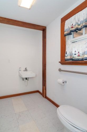 58 Norwich Rd, Quaker Hill CT  06375-1127 exterior