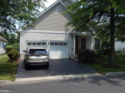 98 Hummingbird Dr, Trenton, NJ 08690-3568