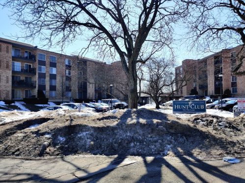 1103 Hunt Club Dr, Mount Prospect, IL 60056-4271