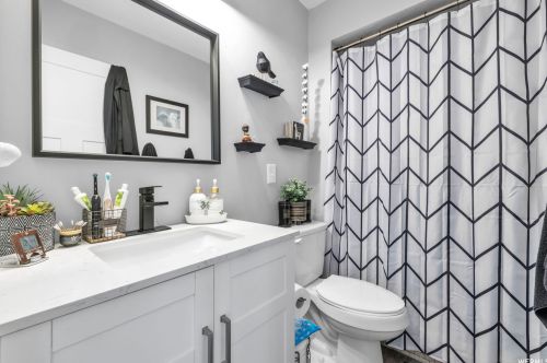 7917 Harvel Dr, Sandy UT 84070-0118 exterior