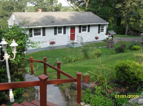 695 Knotty Oak Rd, Coventry, RI 02816-8231