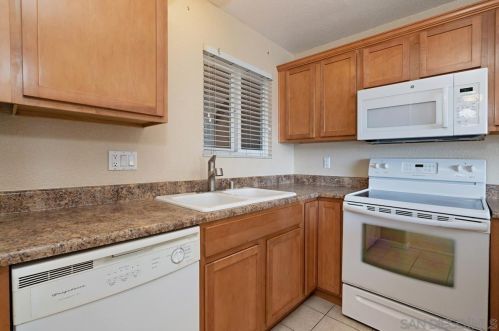 3265 Ocean View Blvd, San Diego, CA 92113-1545