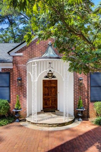 2 Emma Ln, Atlanta, GA 30342-3884
