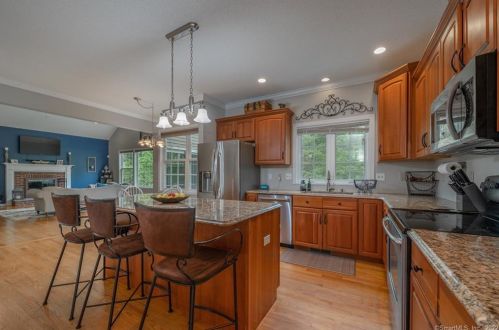 270 Budding Rdg, Southington CT  06489-4226 exterior