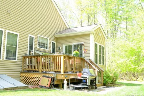 27 Wadsworth Ln, Wallingford, CT 06492-2876