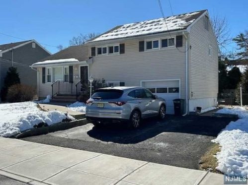 15 Eldorado Ct, Rochelle Park, NJ 07662-3205
