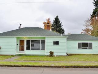 590 E St, Lebanon OR  97355-1756 exterior