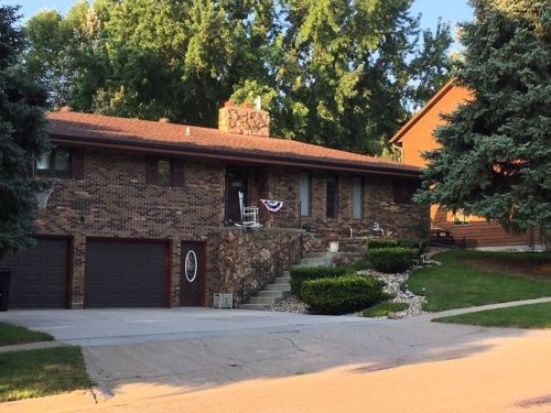 903 14th St, Yankton, SD 57078-2736