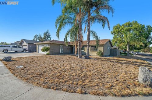 1001 Stuart St, Ripon, CA 95366-2547