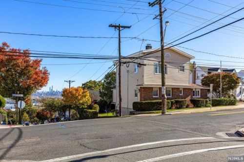 42 Hackensack St, Wood-Ridge, NJ 07075-2304