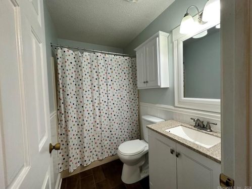 84 Mccormick Ln, Middletown CT  06457-2076 exterior