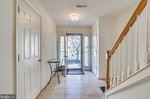 2418 Clover Field Cir, Herndon, VA 20171-4310