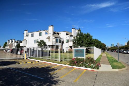 3121 Sondra Dr, Fort Worth TX  76107-7722 exterior