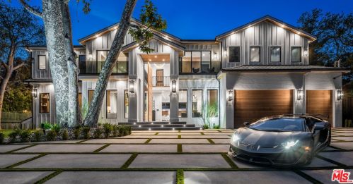 4565 Encino Ave, Van Nuys CA  91316-3834 exterior