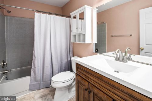 2 Exeter Ct, Princeton NJ  08540-7000 exterior