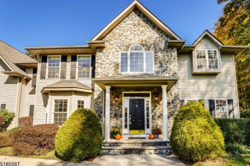 27 Manor Dr, Andover, NJ 07821-3535