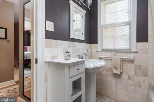 1517 Forest Glen Rd, Silver Spring MD 20910-1122 exterior