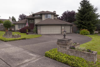 910 Locust Ln, Tacoma, WA 98465-1113