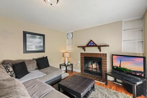 830 Post Ln, Streamwood, IL 60107-1758