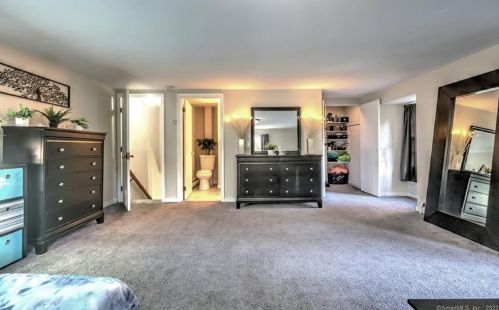 8 Captains Watch, Huntington CT  06484-5914 exterior