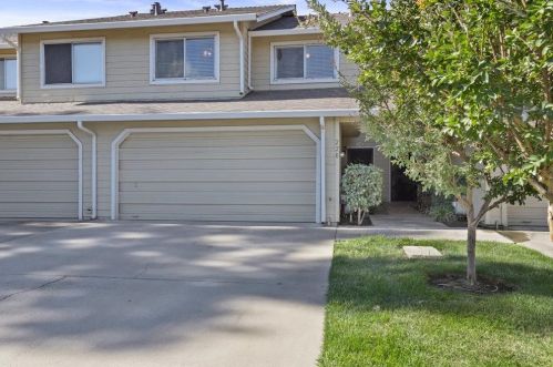 220 Gilbert Dr, Ripon, CA 95366-2178