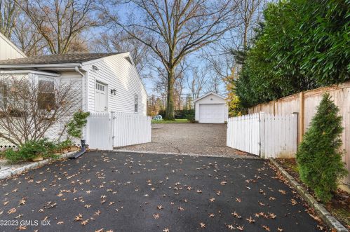 17 Circle Dr, Greenwich CT  06830-6737 exterior