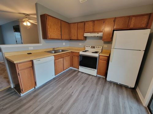 190 Waters Edge Dr, Glendale Heights IL  60139-1656 exterior