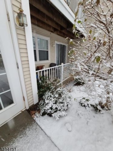 8 Spruce Ter, Mount Arlington, NJ 07856-2309