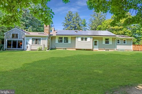 15 Perry Dr, Trenton, NJ 08628-1710