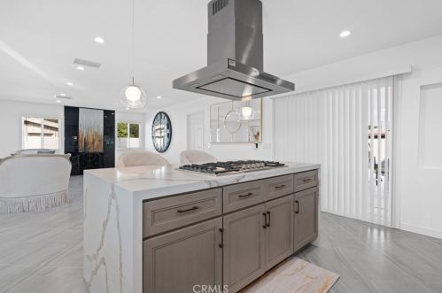 300 Brookhurst St, Anaheim CA  92801-5608 exterior