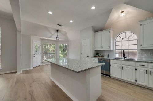 1412 Melody Ln, Carrollton TX  75006-2973 exterior