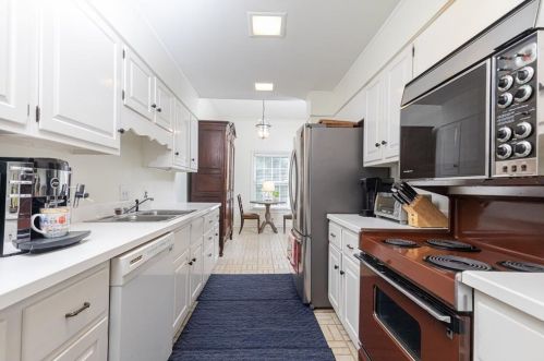 31 Mooregate Sq, Atlanta GA  30327-1539 exterior