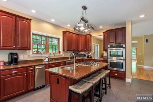 20 Deerhaven Rd, Mahwah, NJ 07430-2704