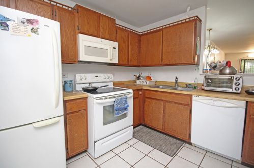 206 Waters Edge Dr, Glendale Heights, IL 60139-1661