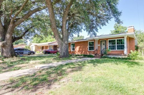 2332 Grand View Dr, Fort Worth, TX 76112