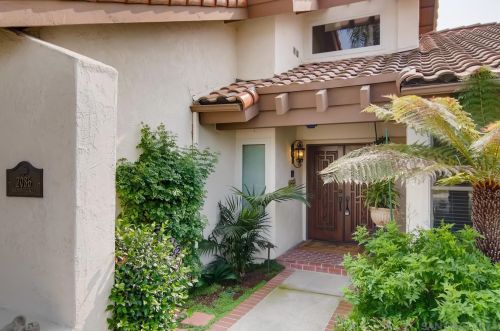 2086 Balboa Cir, Vista, CA 92081-8938