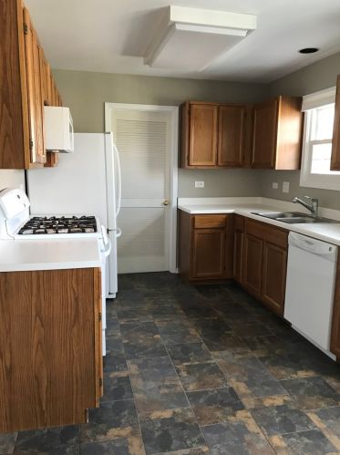 272 Camelot Ln, Carol Stream IL  60188-3617 exterior