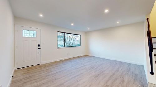 209 Shagbark Dr, Derby, CT 06418-2628