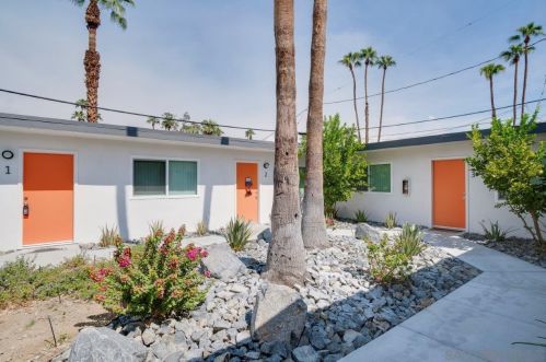 520 Desert View Dr, Palm Springs, CA 92264-1040