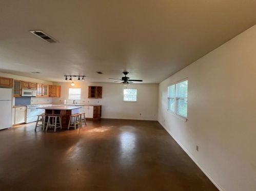 106 Winning Heart Ln, Mcdade, TX 78650-5315