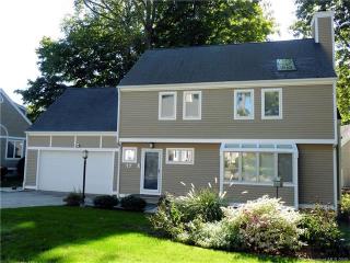 17 Hunting Ridge Farms Rd, Branford, CT 06405-6128