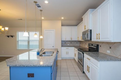 10445 Turning Leaf Trl, Fort Worth TX  76131-3981 exterior
