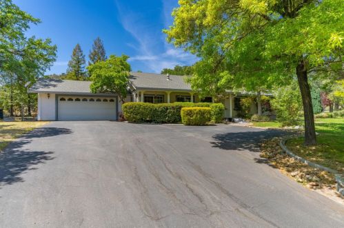 3276 Berkesey Dr, Valley Springs, CA 95252-8548