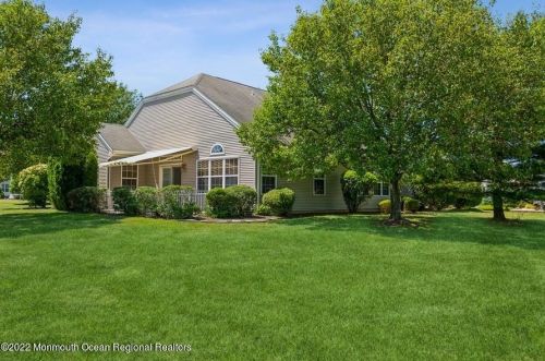 4 Fontainbleau Ct, Lakehurst, NJ 08759-6073