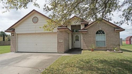 1175 Thomas Dr, Angleton, TX 77515-3066