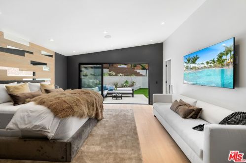 17137 Escalon Dr, Van Nuys CA  91436-4029 exterior