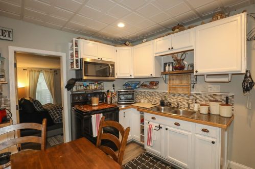16 Ridge St, Nashua, NH 03064-2832