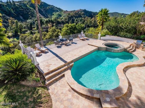 24050 Park Casino, Calabasas CA  91302-2536 exterior