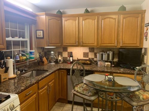 305 River Rd, Piscataway, NJ 08854-3507