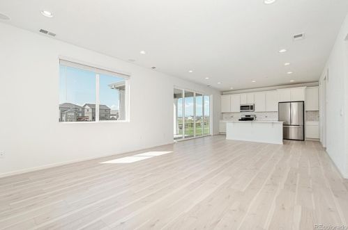 27820 10th Dr, Aurora CO 80018 exterior